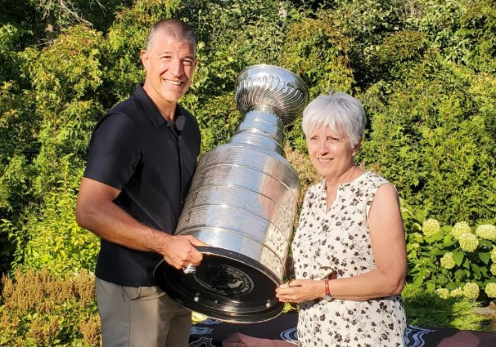 Une bénévole du CAB et la coupe Stanley!